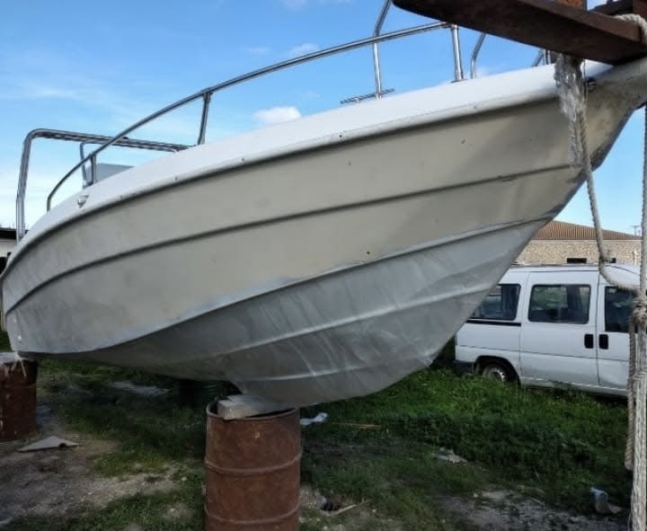 Κύτος σκάφους σε καβαλέτο πριν τη βαφή