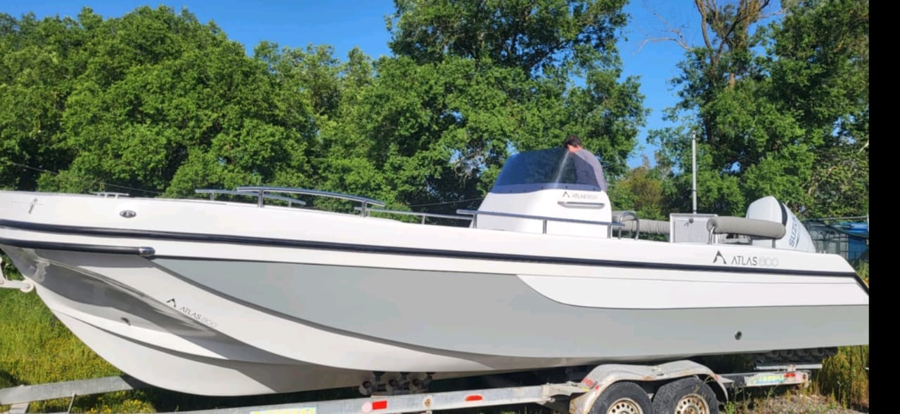 ATLAS 800 Pearl White — Pearl White — Πλάγια όψη & Suzuki 300 HP